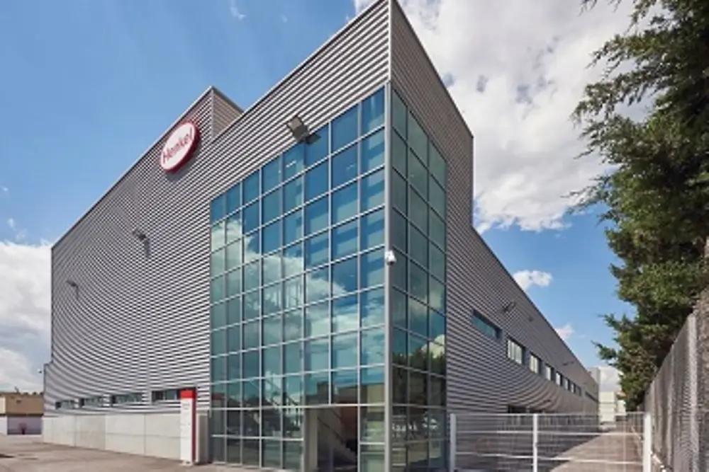 Edificio moderno de la planta aeroespacial de Henkel en Montornés del Vallès.