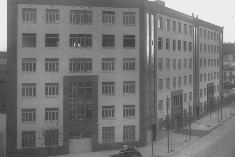 Imagen de un edificio histórico utilizada como cabecera para presentar la historia de Henkel en España, desde su llegada en 1961 hasta la actualidad.