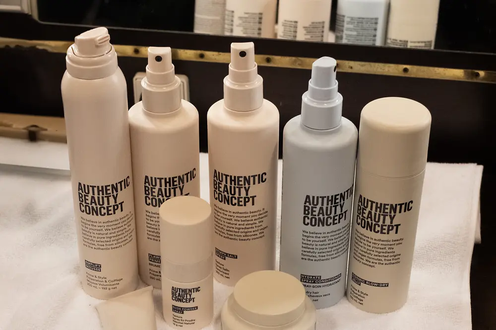 Productos de Authentic Beauty Concept colocados sobre una toalla blanca.