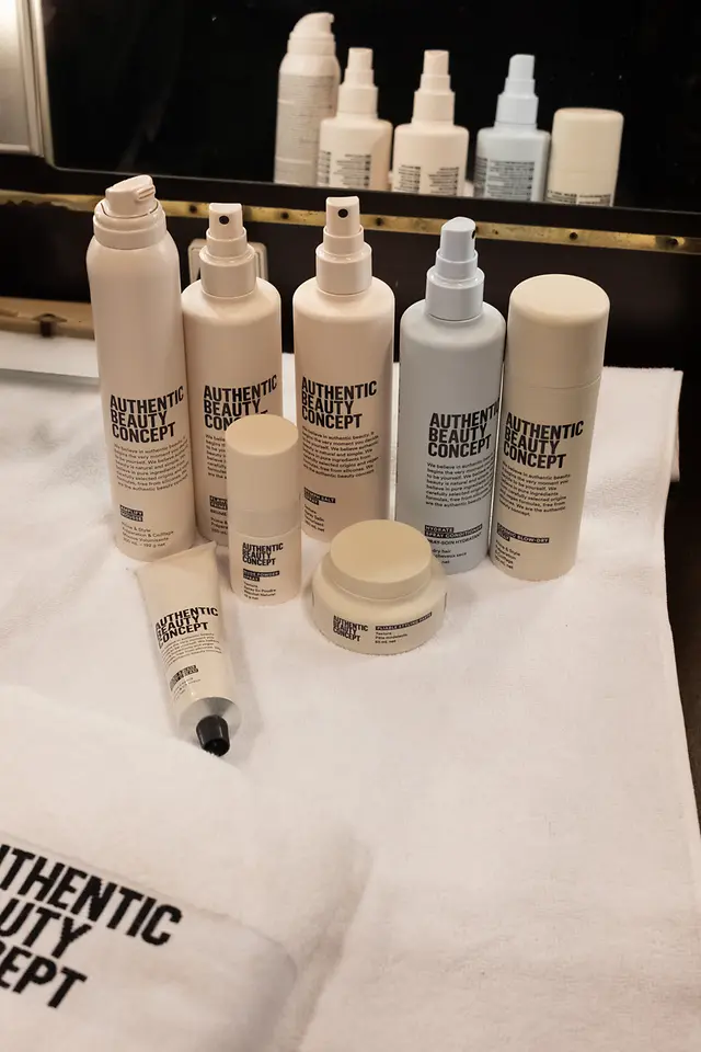 Productos de Authentic Beauty Concept colocados sobre una toalla blanca.
