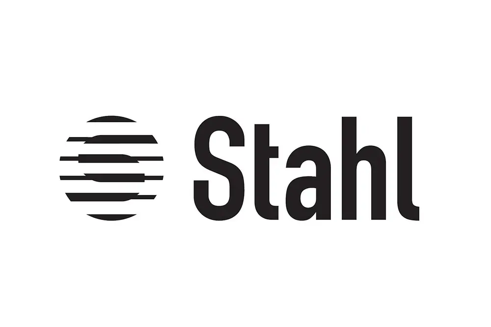 Logotipo de la empresa Stahl en color negro, con un símbolo circular formado por líneas horizontales a la izquierda del nombre.