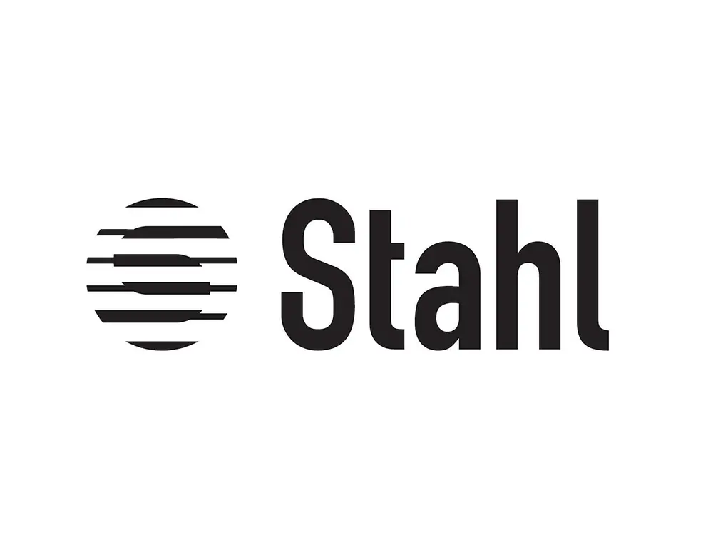 Logotipo de la empresa Stahl en color negro, con un símbolo circular formado por líneas horizontales a la izquierda del nombre.