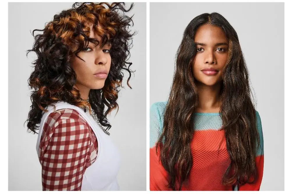 Dos modelos con propuestas de coloración profesional multitonal: a la izquierda, cabello rizado con contrastes cálidos y efecto dimensional; a la derecha, melena larga con reflejos naturales que aportan profundidad y brillo.
