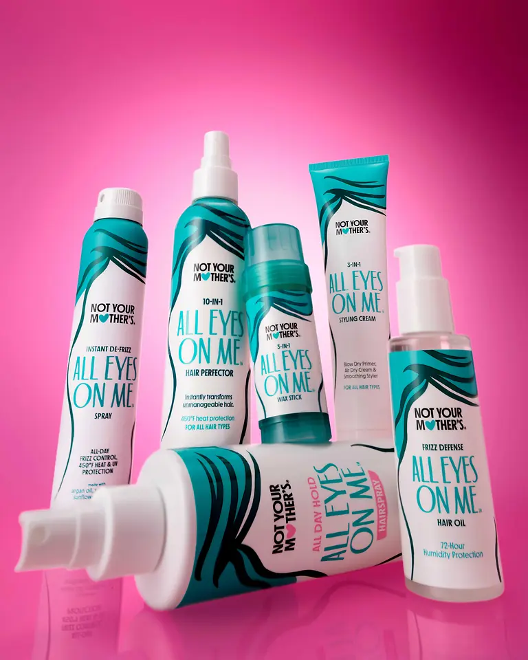 Colección All Eyes On Me de Not Your Mother’s con productos de estilismo capilar como spray, aceite y crema para controlar el frizz.