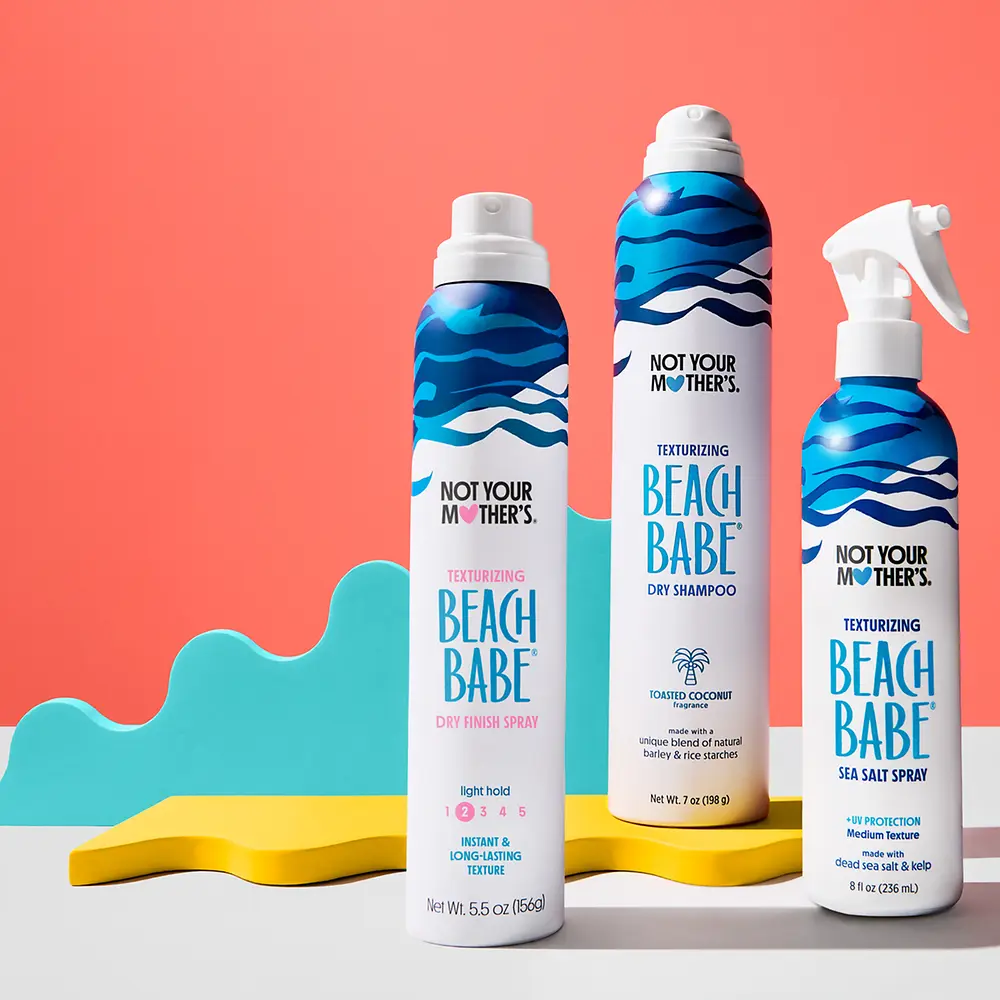 Productos Beach Babe de Not Your Mother’s para crear textura de playa, incluyendo spray de sal marina y champú en seco.