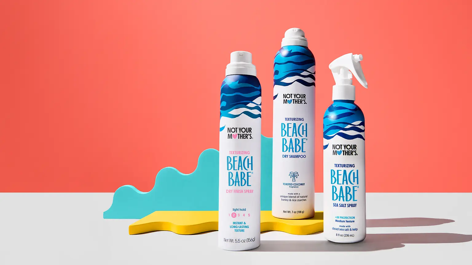 Productos Beach Babe de Not Your Mother’s para crear textura de playa, incluyendo spray de sal marina y champú en seco.
