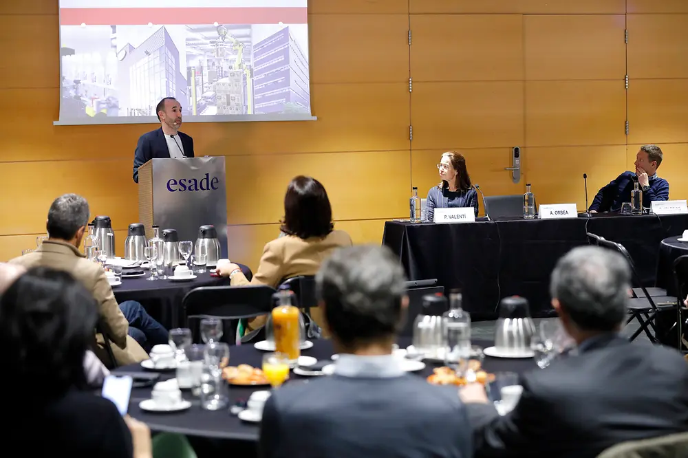 Adrian Orbea, presidente de Henkel Ibérica, hablando en el foro Matins Esade durante una ponencia sobre liderazgo empresarial e innovación.