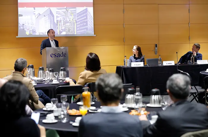 Adrian Orbea, presidente de Henkel Ibérica, hablando en el foro Matins Esade durante una ponencia sobre liderazgo empresarial e innovación.