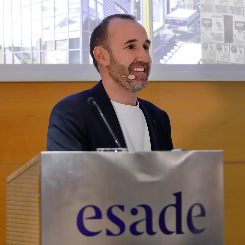 Adrian Orbea hablando en Matins Esade ante un auditorio de profesionales durante un evento sobre estrategia empresarial y sostenibilidad.
