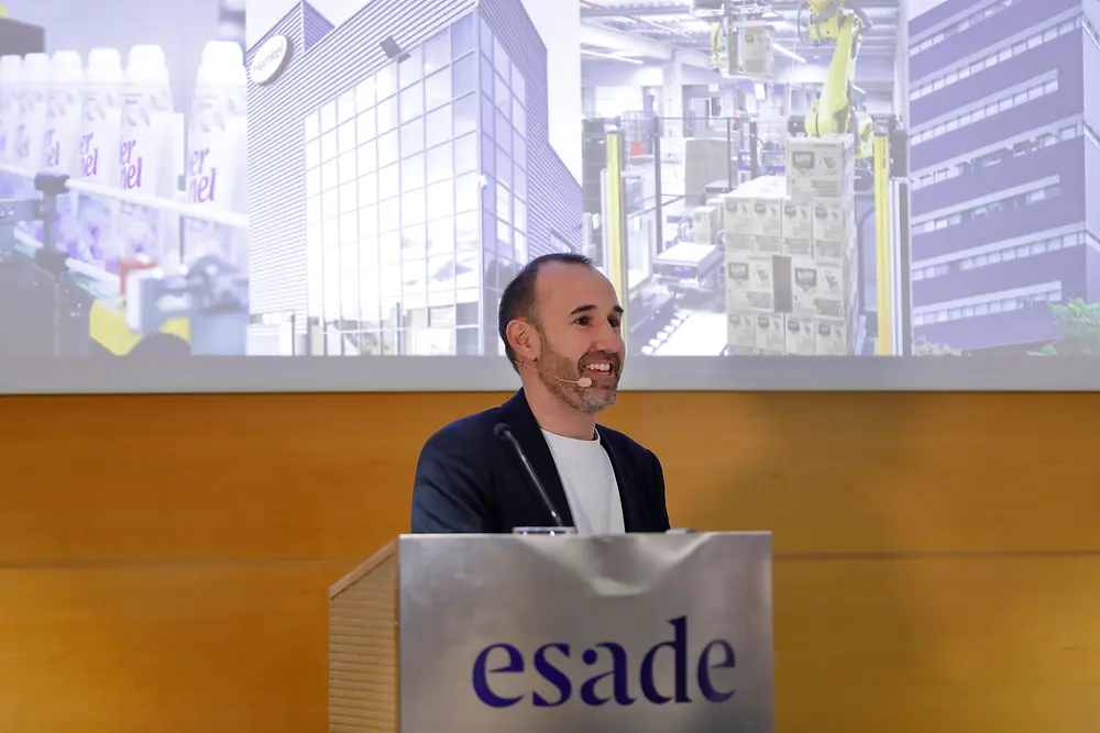 Adrian Orbea hablando en Matins Esade ante un auditorio de profesionales durante un evento sobre estrategia empresarial y sostenibilidad.