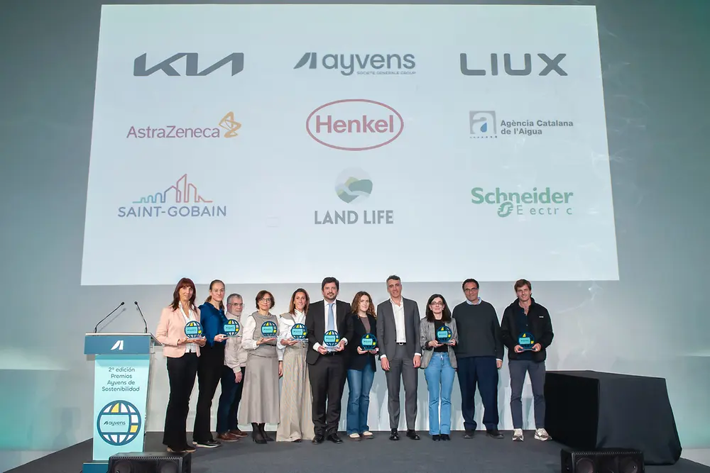 Grupo de empresas premiadas en los Premios de Sostenibilidad de Ayvens, con representantes de Henkel Ibérica en el escenario.