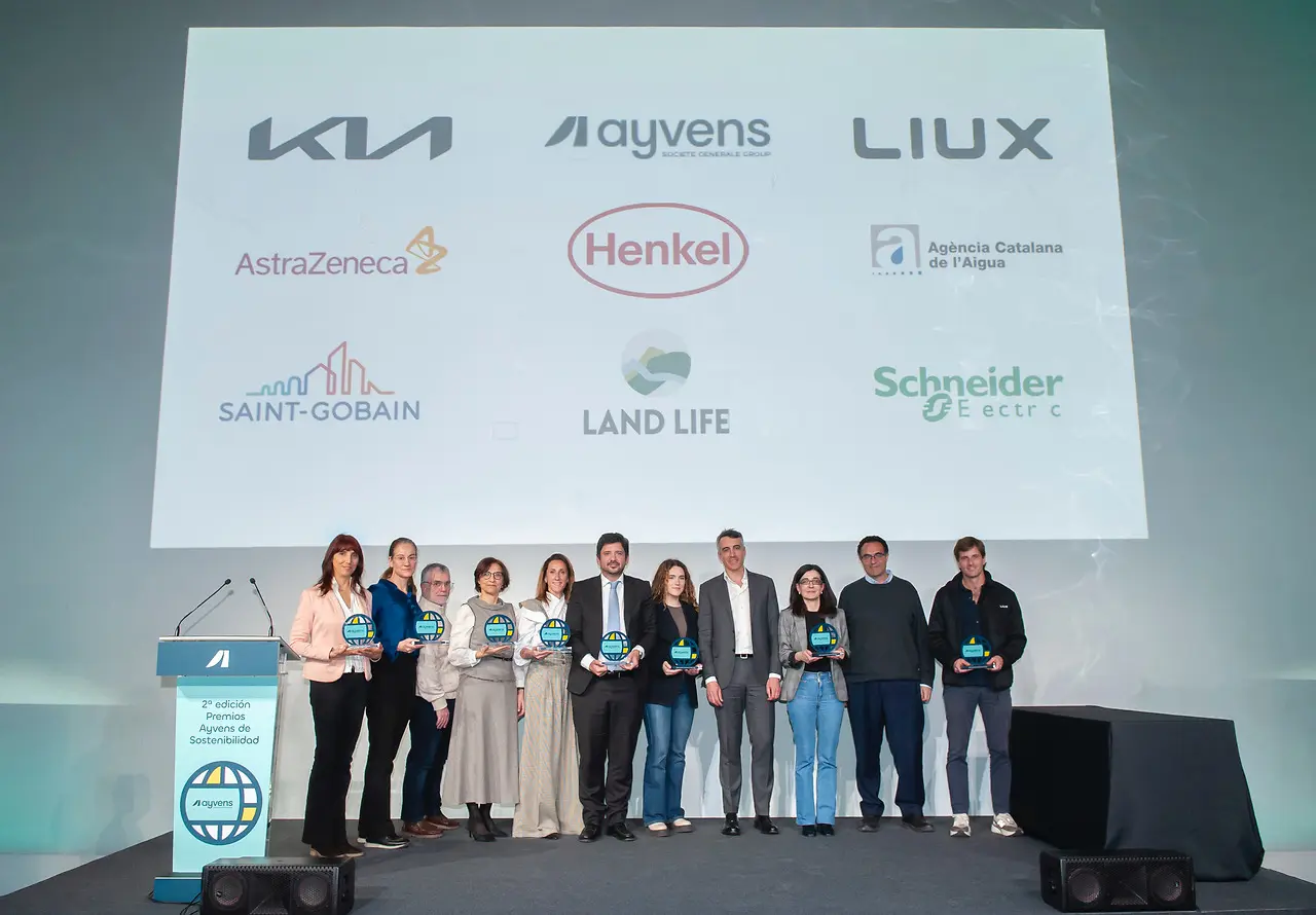 Grupo de empresas premiadas en los Premios de Sostenibilidad de Ayvens, con representantes de Henkel Ibérica en el escenario.