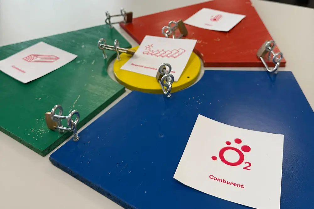 Empleados de Henkel participan en una dinámica formativa sobre prevención de incendios durante el World SHE Day, identificando los elementos necesarios para el fuego en una sesión práctica de seguridad. 