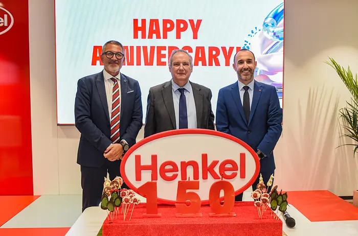 Jordi Hereu, Adrian Orbea y Miquel Sàmper posan junto al logotipo de Henkel durante la celebración del 150 aniversario de la compañía en la sede de Barcelona.