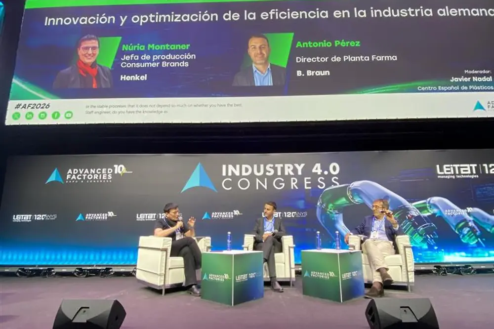 Mesa redonda del Plant Managers Summit en Advanced Factories 2026, con profesionales del sector industrial debatiendo sobre eficiencia operativa y transformación industrial.