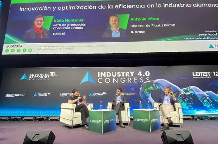 Mesa redonda del Plant Managers Summit en Advanced Factories 2026, con profesionales del sector industrial debatiendo sobre eficiencia operativa y transformación industrial.
