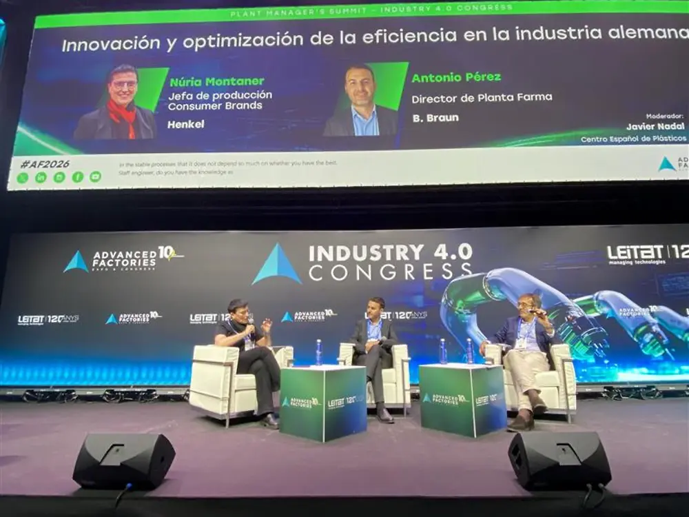 Mesa redonda del Plant Managers Summit en Advanced Factories 2026, con profesionales del sector industrial debatiendo sobre eficiencia operativa y transformación industrial.
