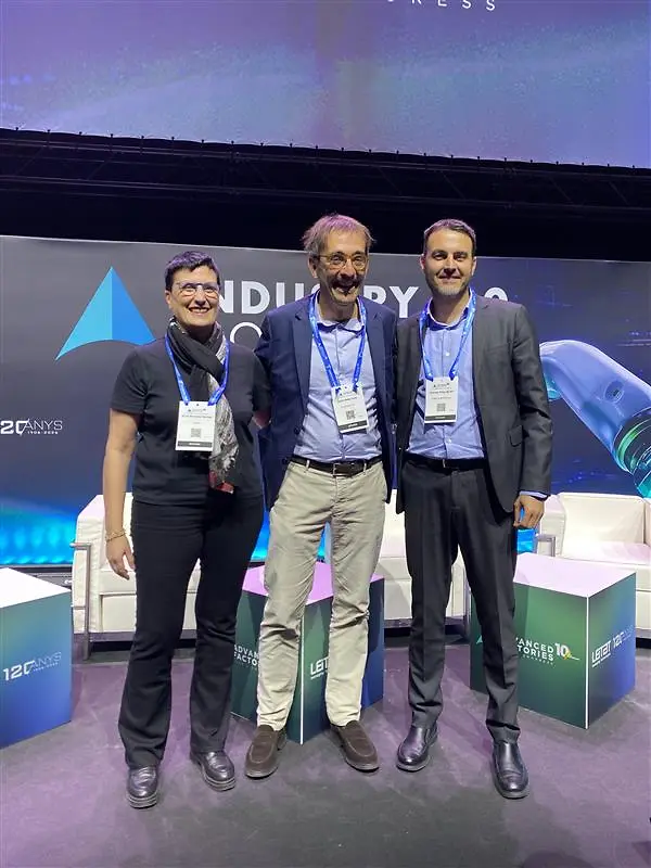 Imagen de varios ponentes del Plant Managers Summit en Advanced Factories 2026 sobre el escenario del evento Industry 4.0 Congress en Barcelona.