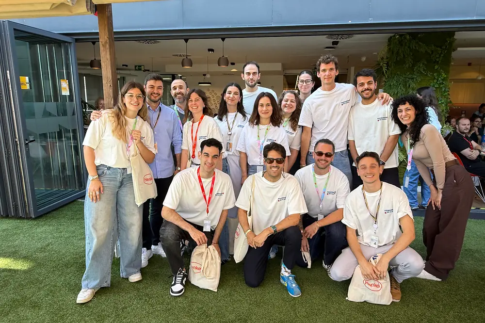 Grupo de empleados de Henkel Ibérica posa durante la celebración del Día Mundial de la Diversidad Cultural en las oficinas de Barcelona.
