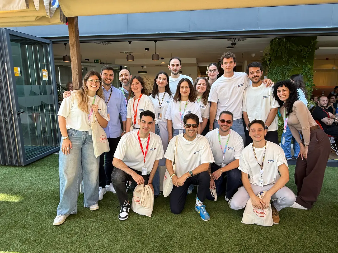 Grupo de empleados de Henkel Ibérica posa durante la celebración del Día Mundial de la Diversidad Cultural en las oficinas de Barcelona.