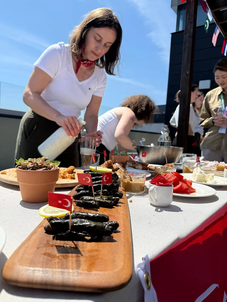 Mesa con comida tradicional internacional durante la celebración del Día Mundial de la Diversidad Cultural en Henkel Ibérica.