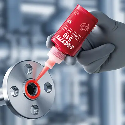 Tubería industrial identificada con H2 en una planta de hidrógeno.