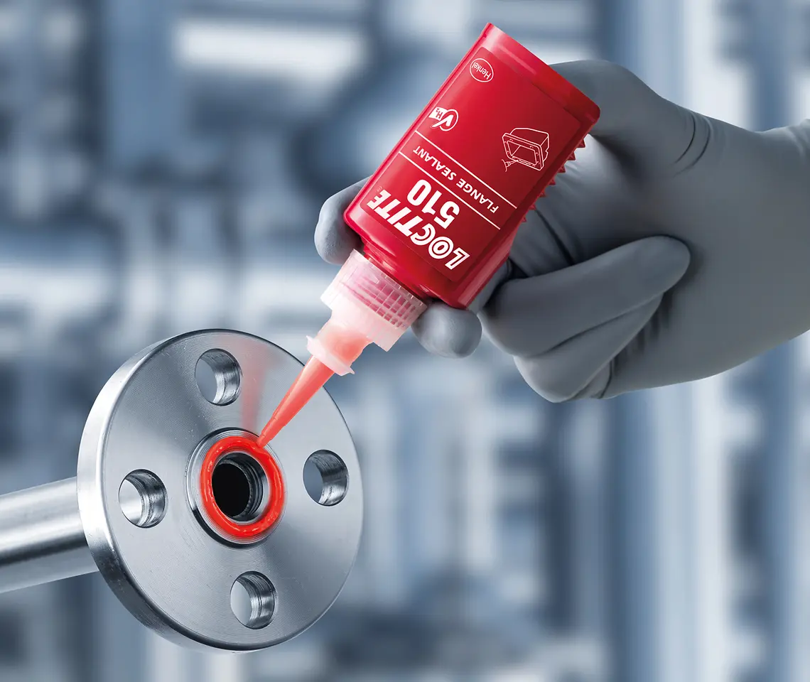 Tubería industrial identificada con H2 en una planta de hidrógeno.