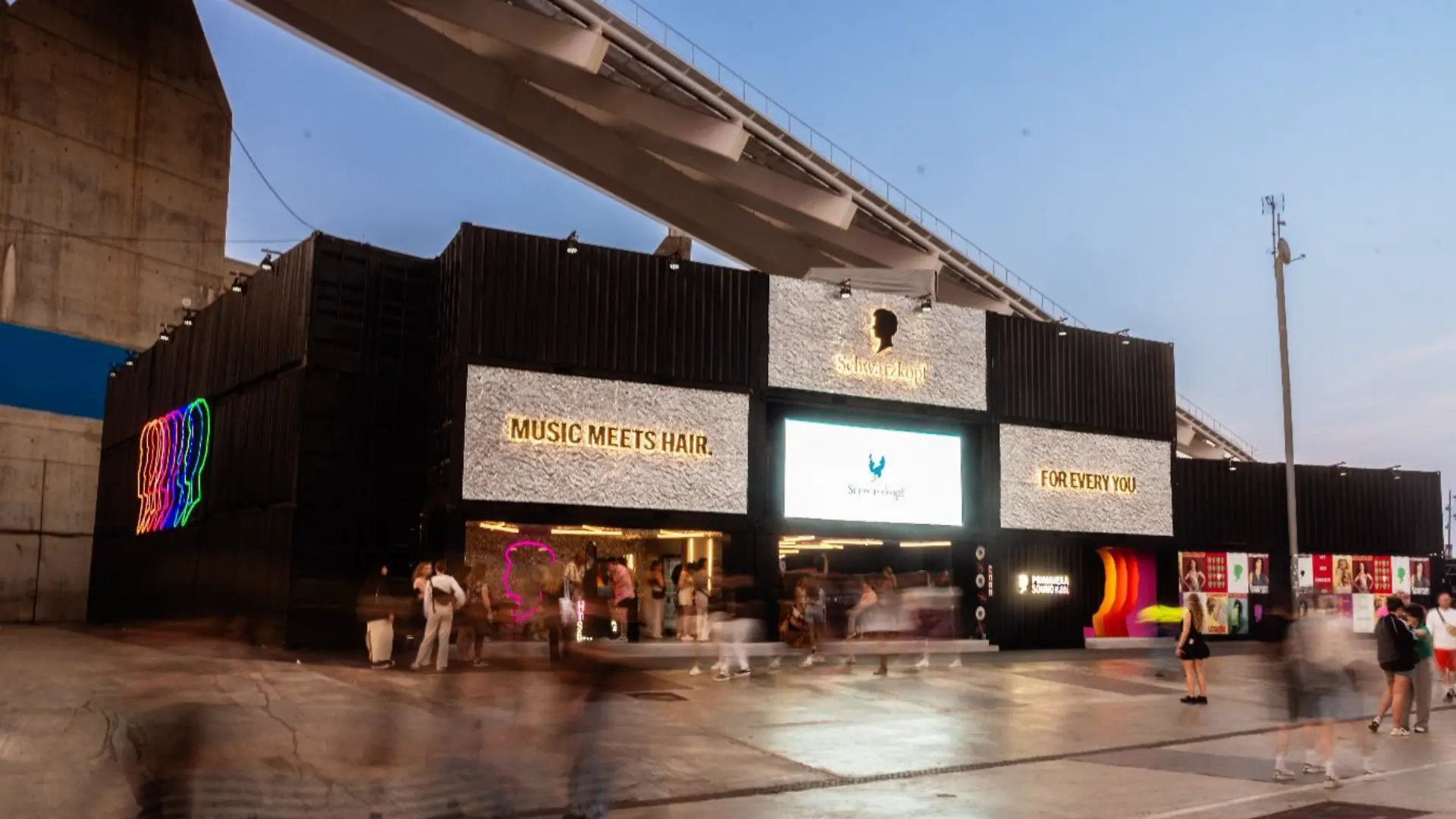 spacio experiencial de Schwarzkopf en Primavera Sound Barcelona, con zonas de estilismo, música y actividades para los asistentes del festival.