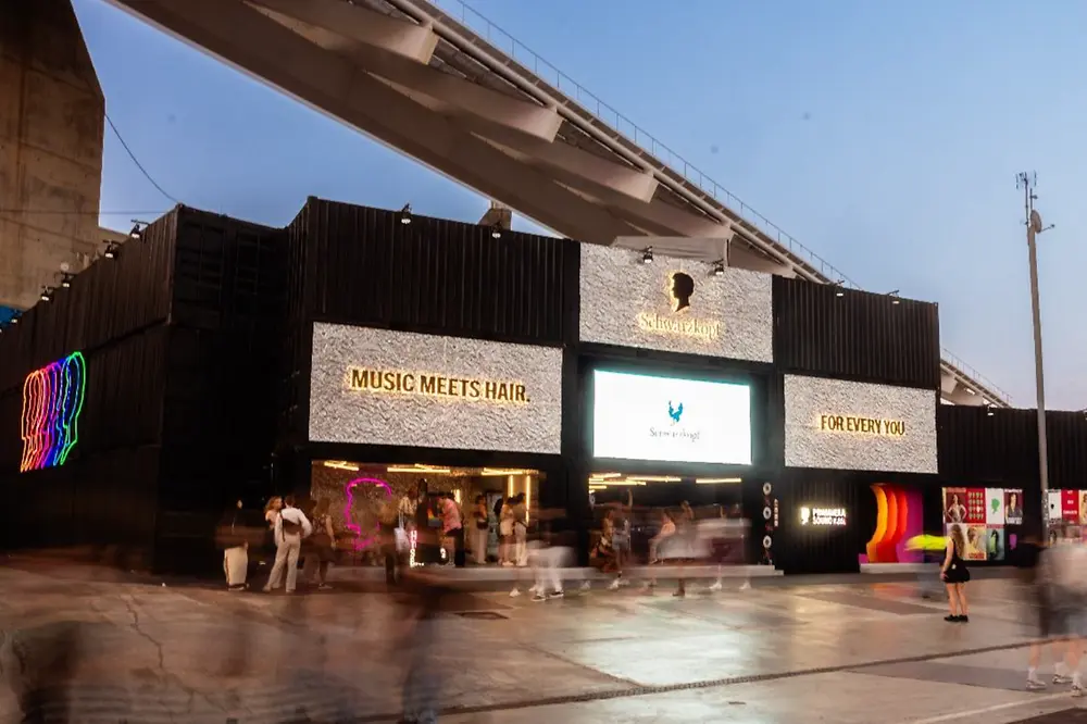 spacio experiencial de Schwarzkopf en Primavera Sound Barcelona, con zonas de estilismo, música y actividades para los asistentes del festival.