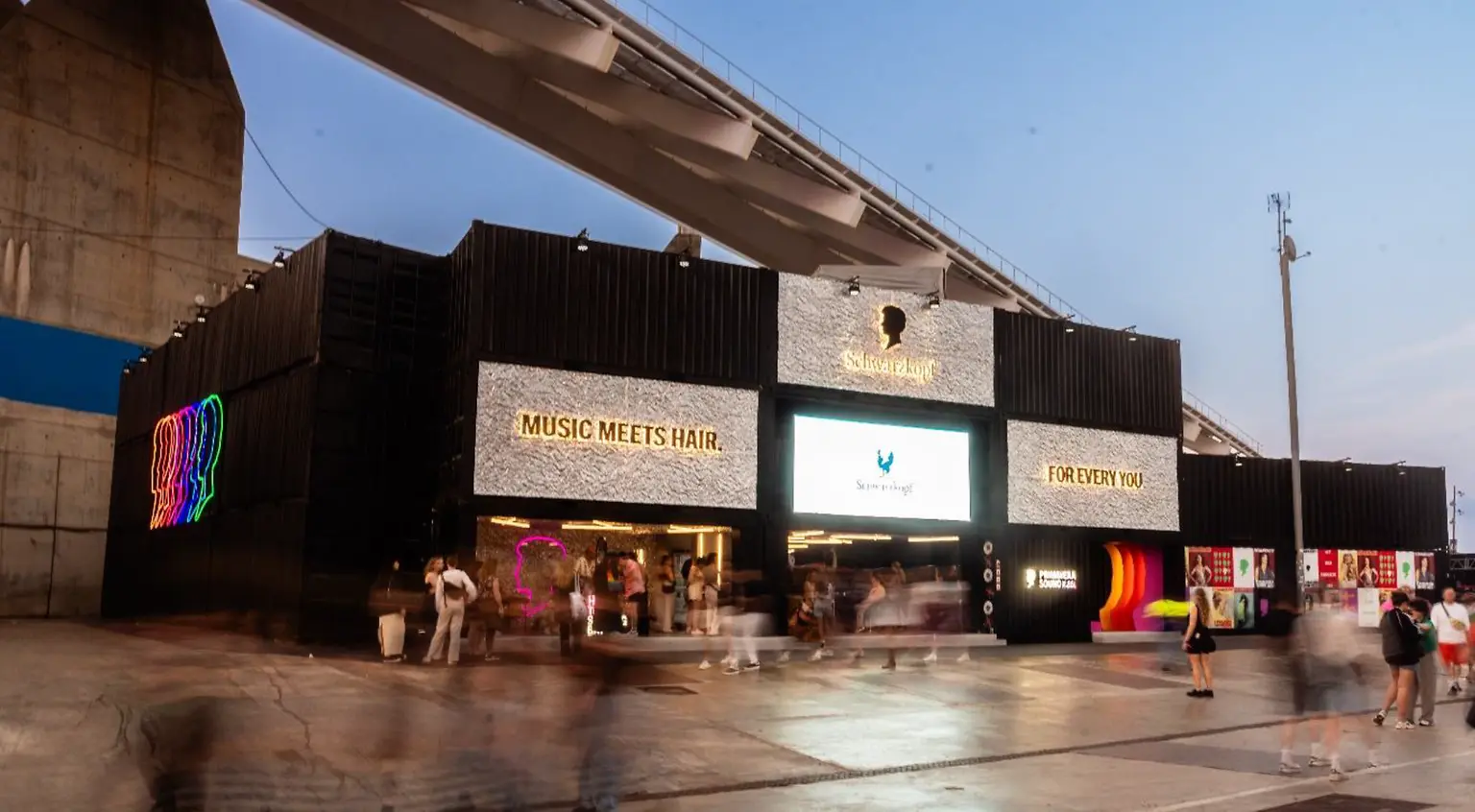 spacio experiencial de Schwarzkopf en Primavera Sound Barcelona, con zonas de estilismo, música y actividades para los asistentes del festival.