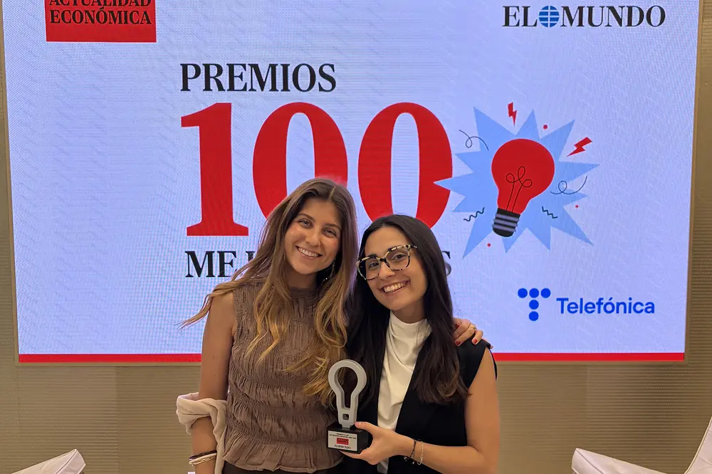 Representantes de Henkel Ibérica posan con el galardón de los Premios 100 Mejores Ideas 2026 de Actualidad Económica por la campaña Hanging Man de Loctite.
