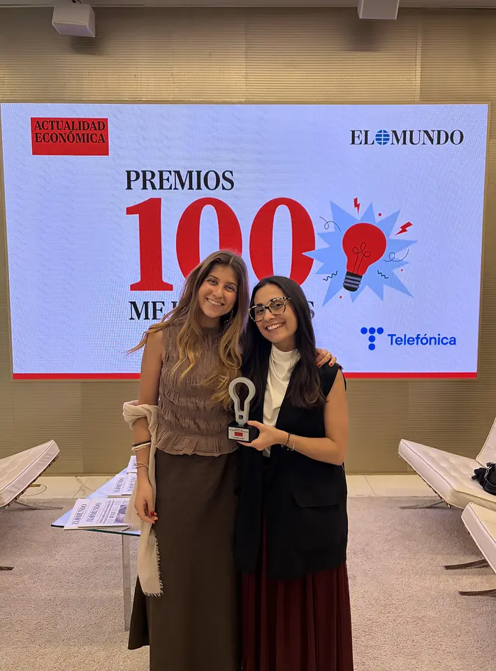 Representantes de Henkel Ibérica posan con el galardón de los Premios 100 Mejores Ideas 2026 de Actualidad Económica por la campaña Hanging Man de Loctite.