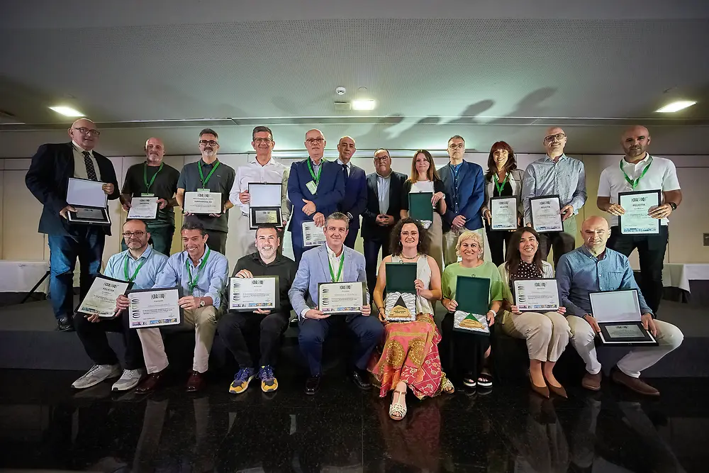 Imagen grupal de los representantes de varias empresas galardonadas por COASHIQ, posando con diplomas de reconocimiento a la seguridad laboral.
