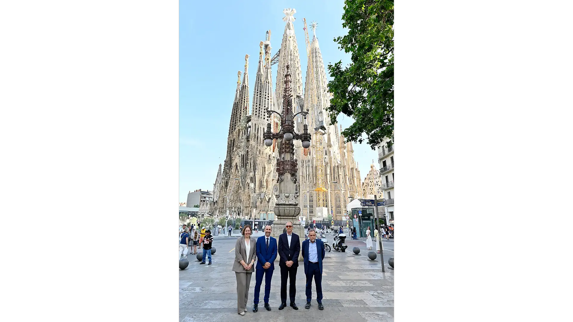 Begoña Cantera, Adrian Orbea, Xavier Martínez y Jordi Faulí frente a la Sagrada Familia