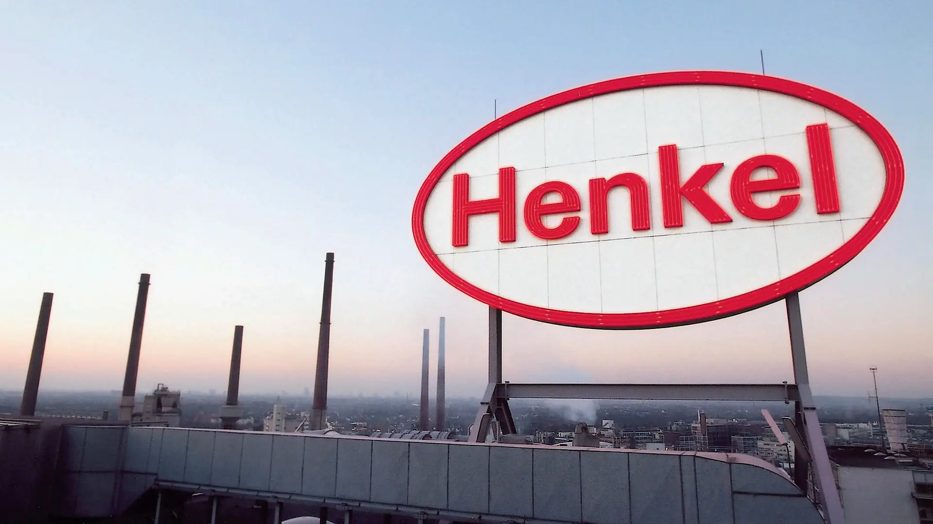 Letrero de Henkel sobre su sede en Düsseldorf al atardecer
