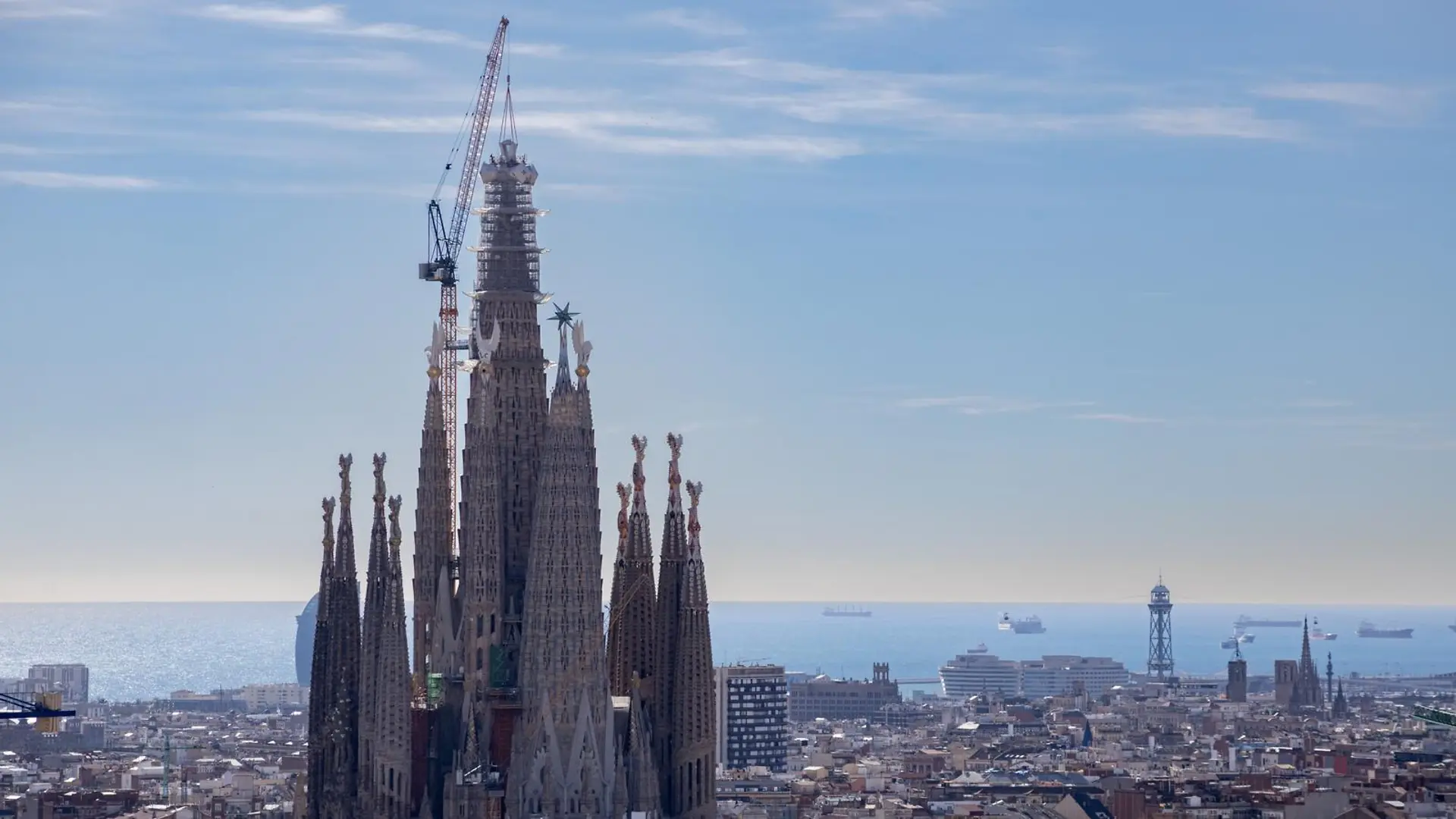 Skyline de Barcelona con la Sagrada Familia y el mar Mediterráneo al fondo
