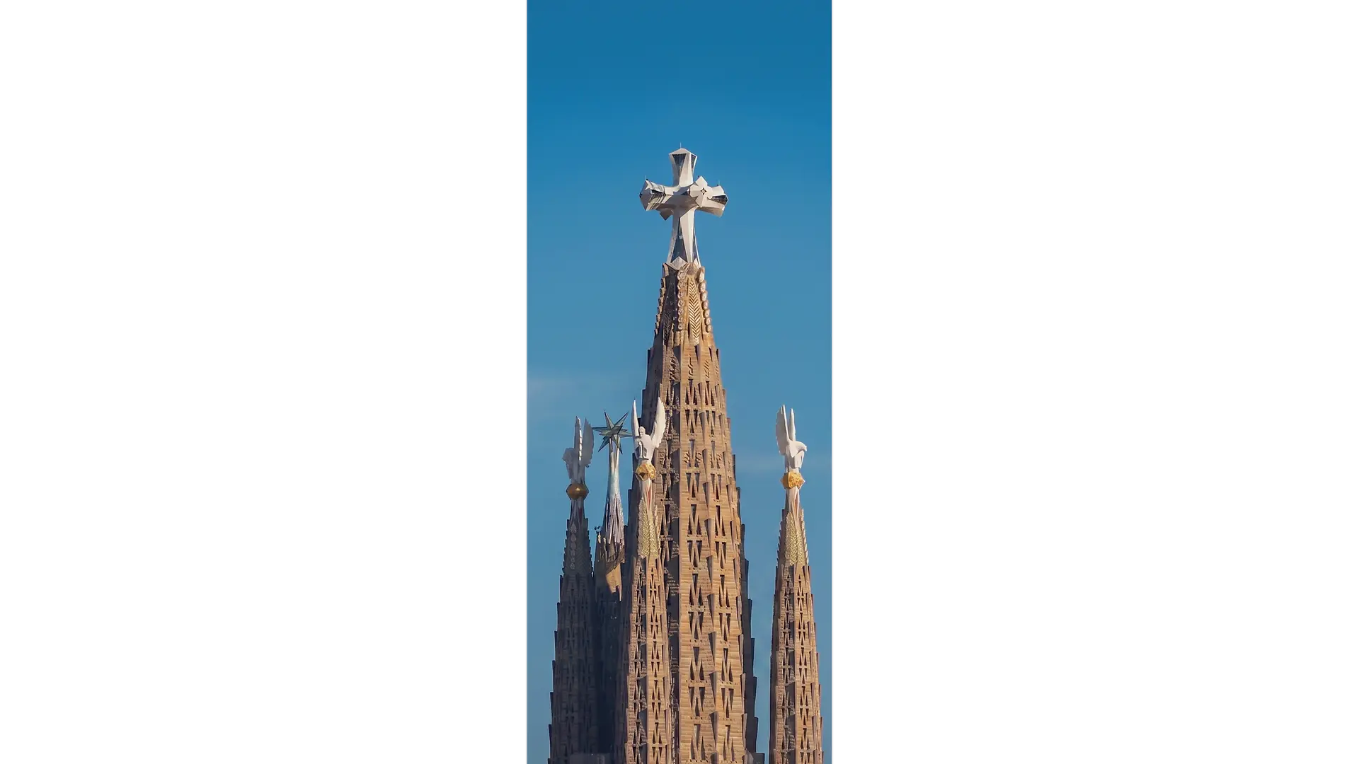 Cruz de la Torre de Jesucristo y estrella de la Torre de la Virgen María, con las torres flanqueantes coronadas de ángeles