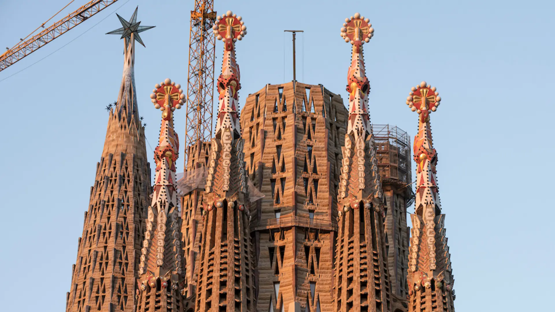 Pináculos de las torres centrales con las inscripciones Hosanna y Excelsis