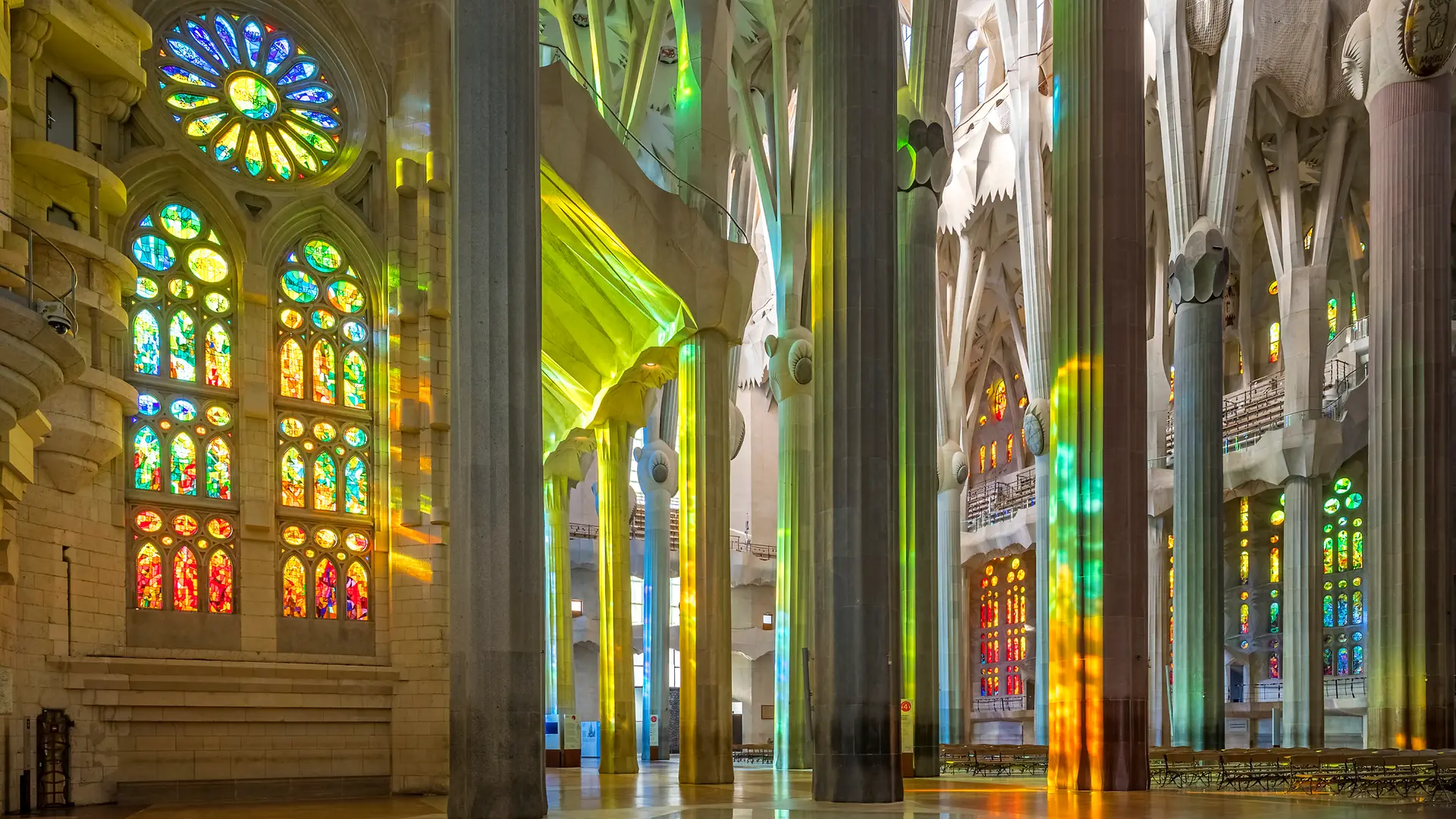 Interior de la Sagrada Familia, columnas y vidrieras de colores