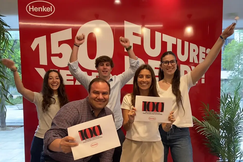 Empleados de Henkel Ibérica celebran el reconocimiento de la compañía en el ranking de las 100 Mejores Empresas para Trabajar en España.