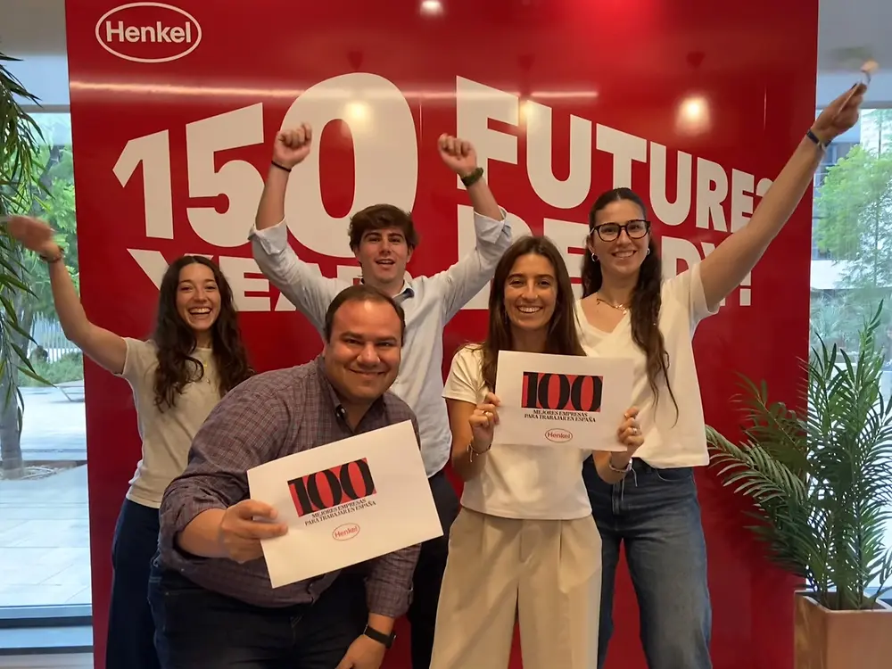 Empleados de Henkel Ibérica celebran el reconocimiento de la compañía en el ranking de las 100 Mejores Empresas para Trabajar en España.