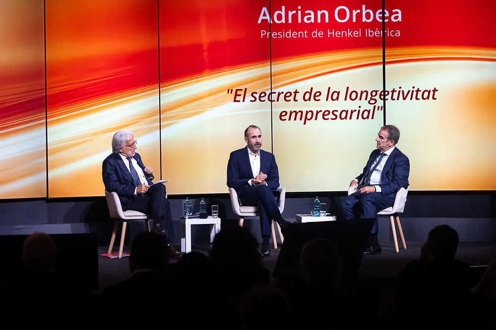 Vista general del debate «El secreto de la longevidad empresarial», con Adrian Orbea interviniendo ante los asistentes al encuentro organizado por Foment del Treball y PwC.
