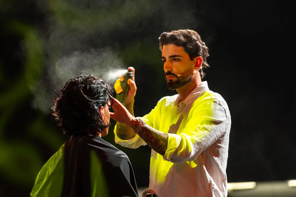 Demostración en directo durante el International Barber Fest, en la que un barbero trabaja el peinado de un modelo sobre el escenario ante los asistentes.