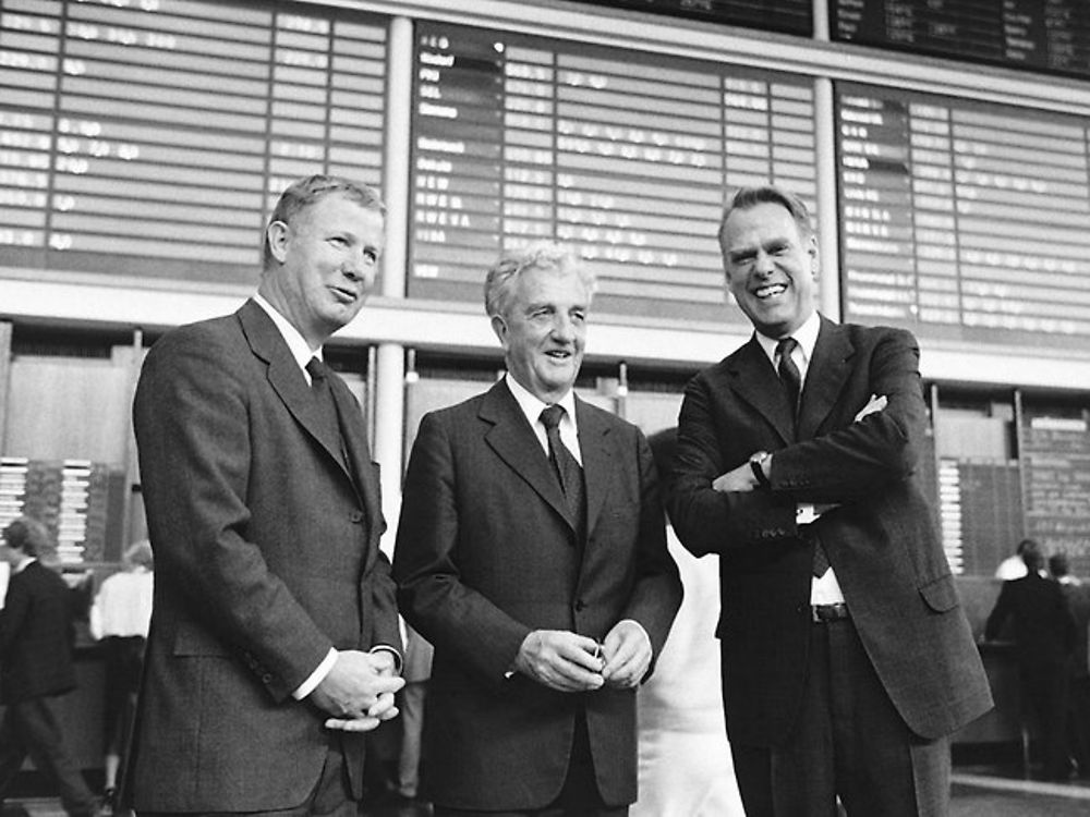 Salida a bolsa el 11 Octubre de 1985: Dr. Konrad Henkel (centro) con sus sobrinos Dr. Jürgen Manchot (izquierda) y Dipl.-Ing. Albrecht Woeste.