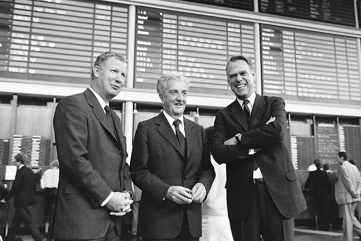 Salida a bolsa el 11 Octubre de 1985: Dr. Konrad Henkel (centro) con sus sobrinos Dr. Jürgen Manchot (izquierda) y Dipl.-Ing. Albrecht Woeste.
