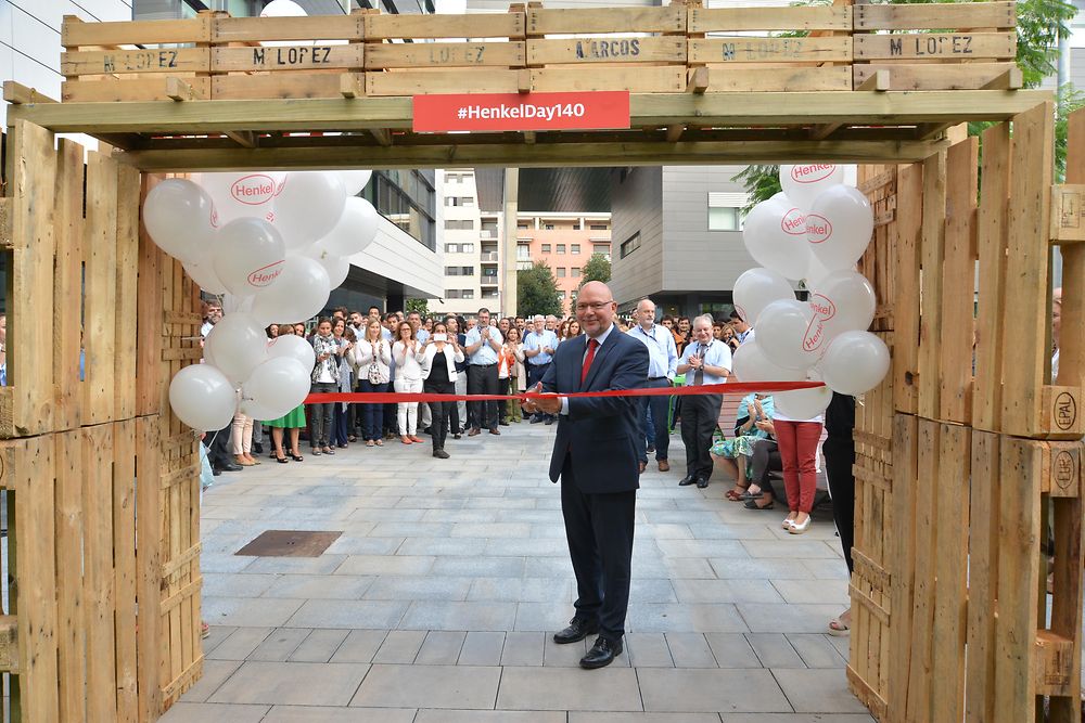 Rodolfo Schornberg, presidente y consejero delegado de Henkel Ibérica, inaugurando el mercado.