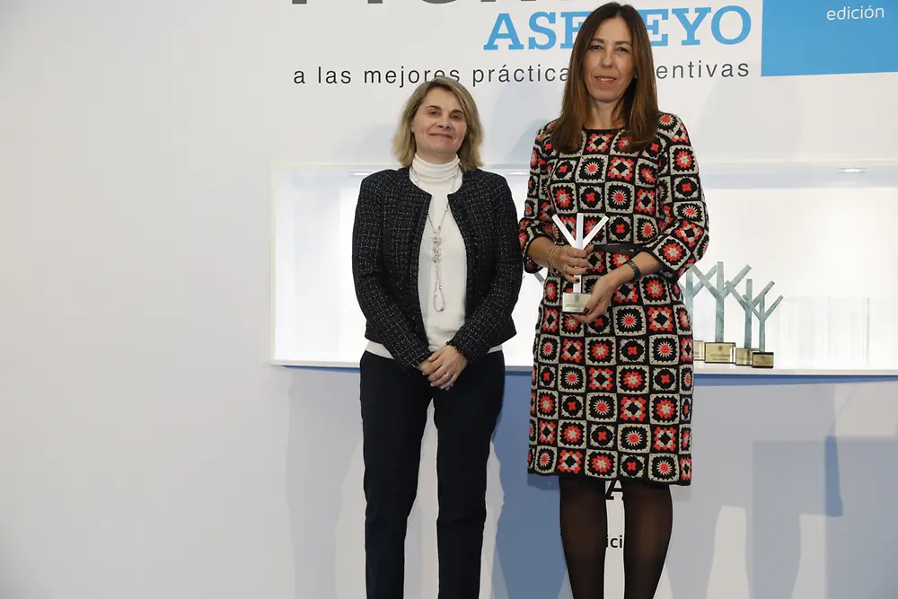 Griselda Serra, Directora de Recursos Humanos de Henkel Ibérica, recogiendo el segundo premio ex aequo en la categoría ‘Mejor práctica de gestión de la prevención’ de los Premios Asepeyo.