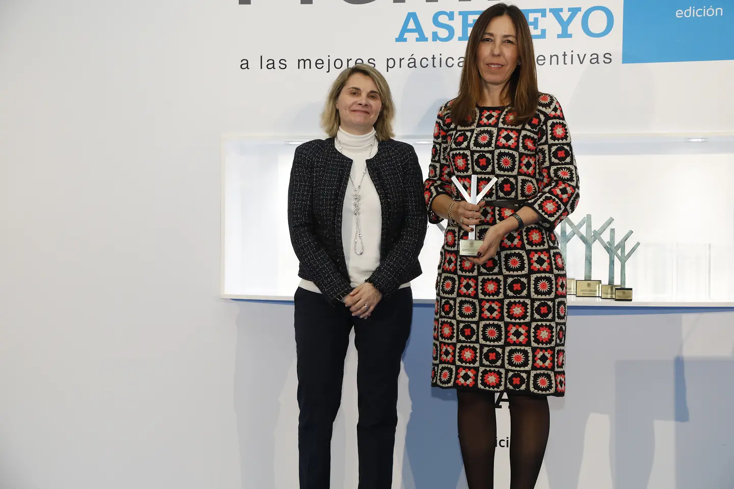 Griselda Serra, Directora de Recursos Humanos de Henkel Ibérica, recogiendo el segundo premio ex aequo en la categoría ‘Mejor práctica de gestión de la prevención’ de los Premios Asepeyo.