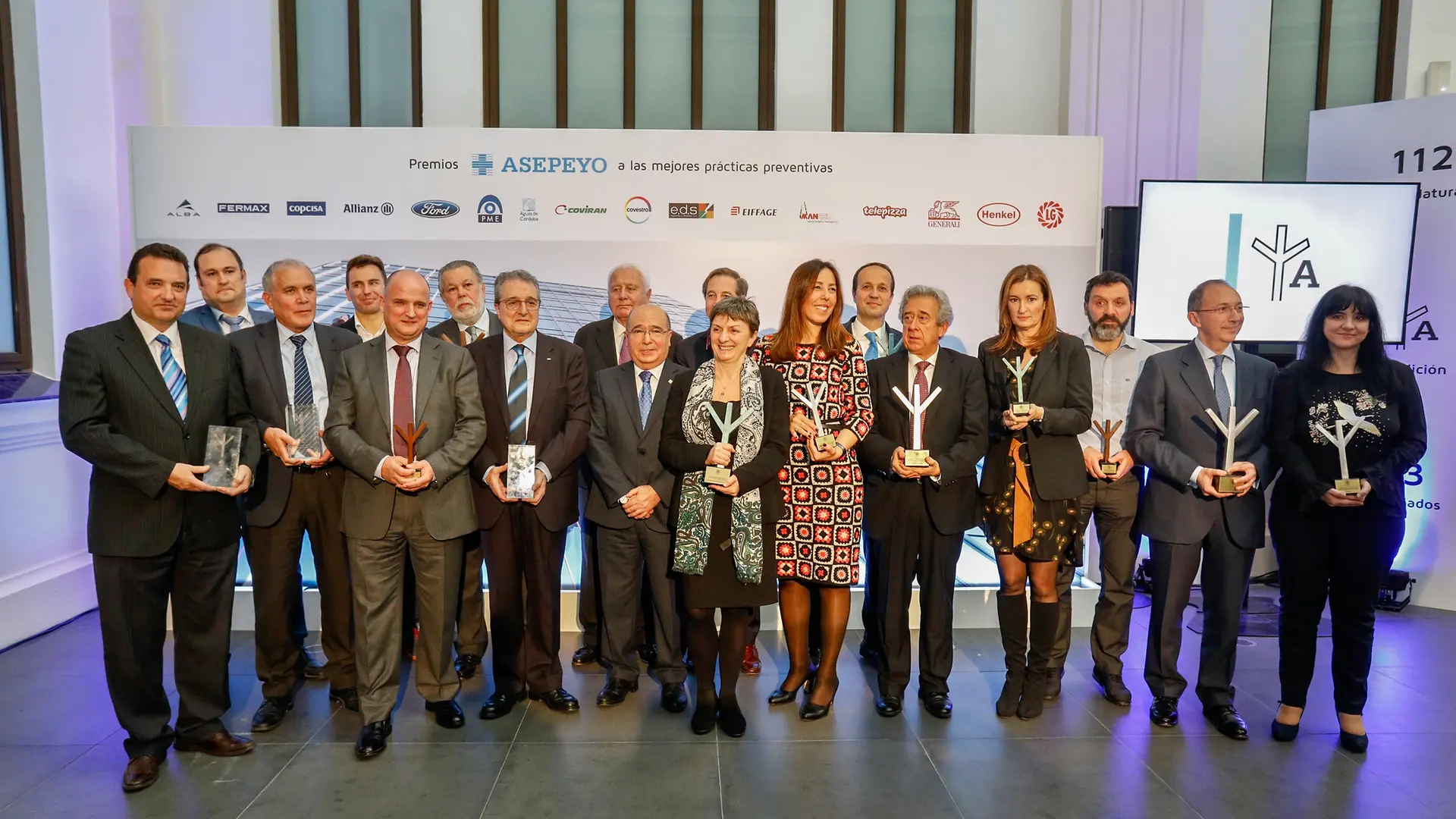 Grupo de premiados durante el acto de entrega de la VI Edición de los Premios Asepeyo.