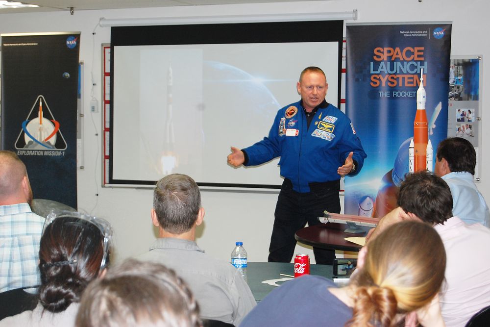 El astronauta Butch Wilmore compartió su experiencia en el espacio con empleados de Henkel en Seabrook (EEUU)